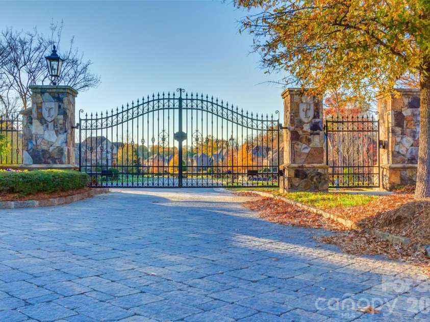 408 Montrose Drive, Waxhaw, NC 28173.  MLS# CAR4379109, YatesRealty ID 20138. 