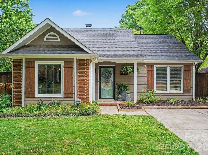 7450 Crestside Lane, Charlotte, NC 28227.  MLS# CAR4377642, YatesRealty ID 20139. 