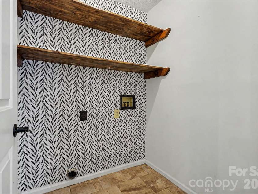 7450 Crestside Lane, Charlotte, NC 28227.  MLS# CAR4377642, YatesRealty ID 20139. Laundry room