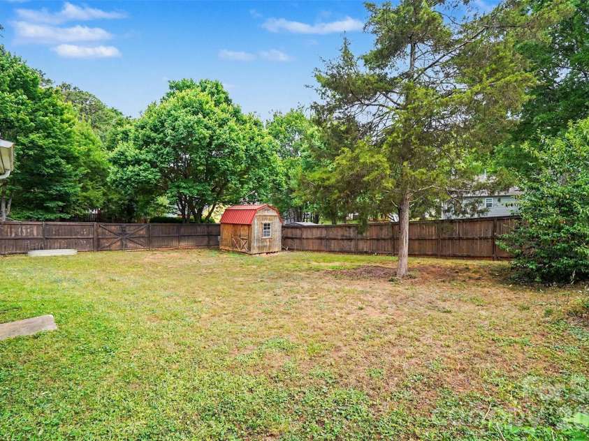 7450 Crestside Lane, Charlotte, NC 28227.  MLS# CAR4377642, YatesRealty ID 20139. Newer shed