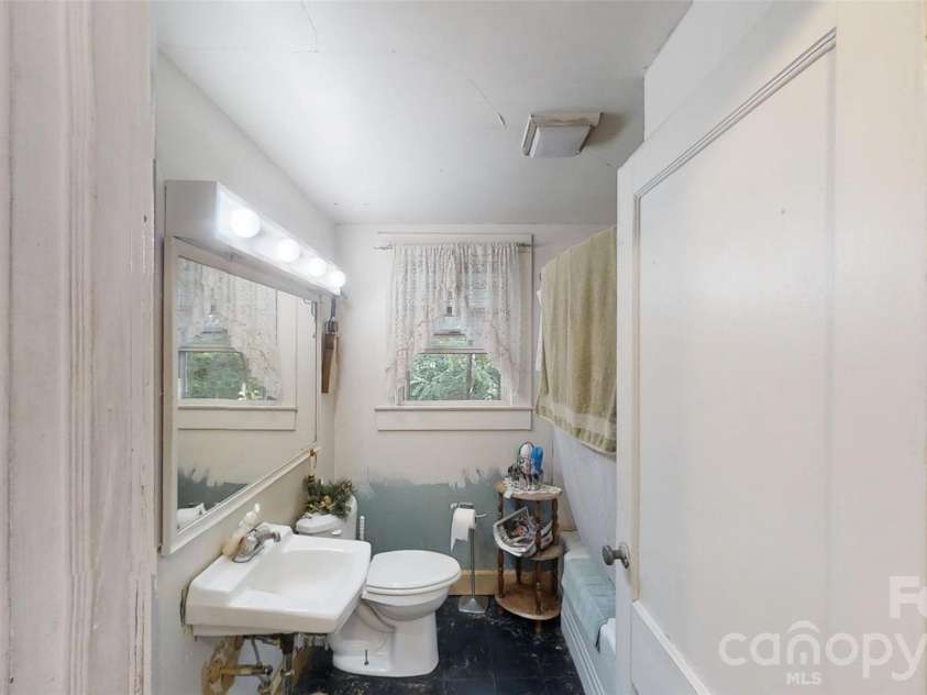 21 Maple Avenue, Candler, NC 28715.  MLS# CAR4273168, YatesRealty ID 2014. Bathroom