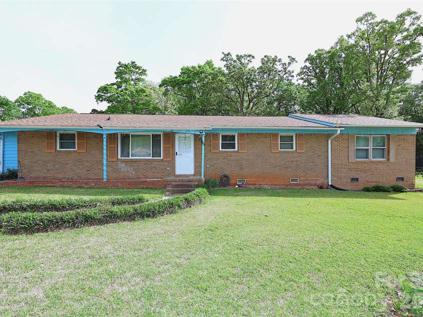 104 Pinetree Drive, Matthews, NC 28104.  MLS# CAR4367839, YatesRealty ID 20140. 