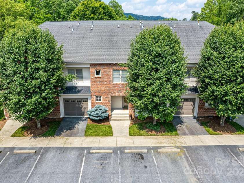 234 Wash Creek Drive, Hendersonville, NC 28739.  MLS# CAR4269090, YatesRealty ID 20140. 