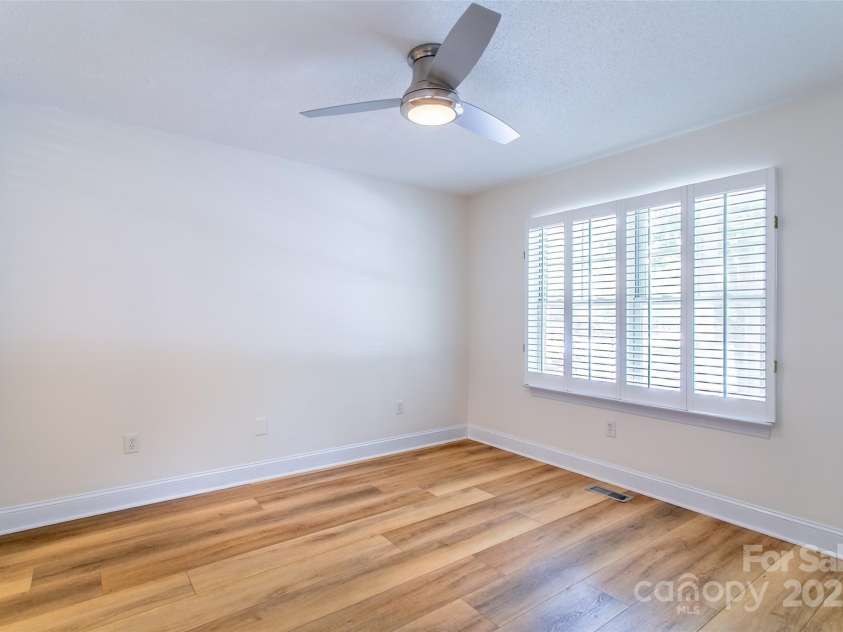 234 Wash Creek Drive, Hendersonville, NC 28739.  MLS# CAR4269090, YatesRealty ID 20140. 