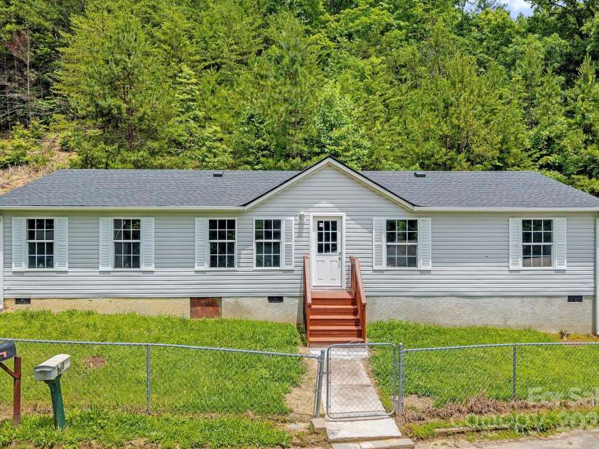 518 Primrose Drive, Asheville, NC 28806.  MLS# CAR4271696, YatesRealty ID 20141. 