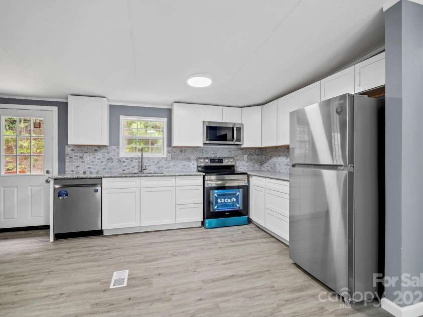 518 Primrose Drive, Asheville, NC 28806.  MLS# CAR4271696, YatesRealty ID 20141. 