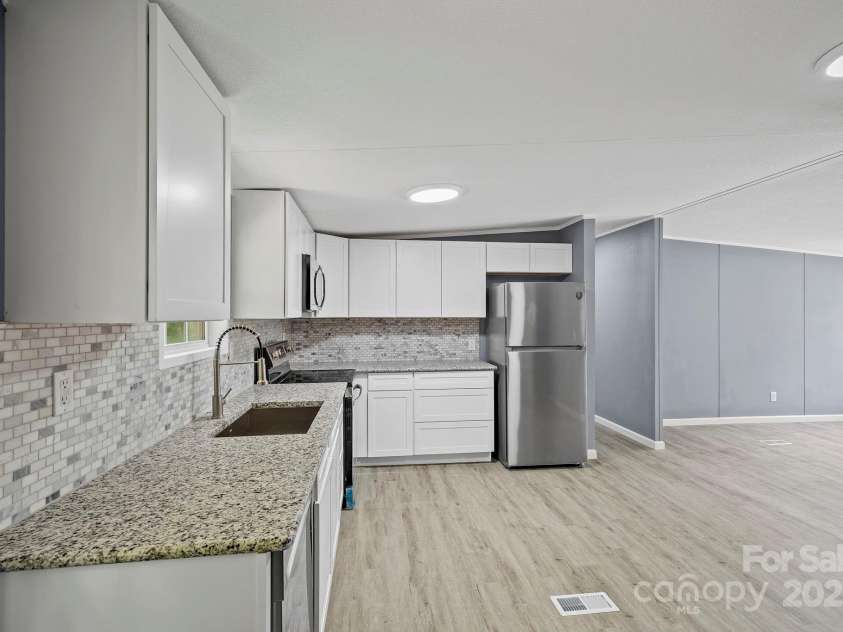 518 Primrose Drive, Asheville, NC 28806.  MLS# CAR4271696, YatesRealty ID 20141. 