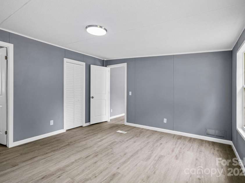 518 Primrose Drive, Asheville, NC 28806.  MLS# CAR4271696, YatesRealty ID 20141. 