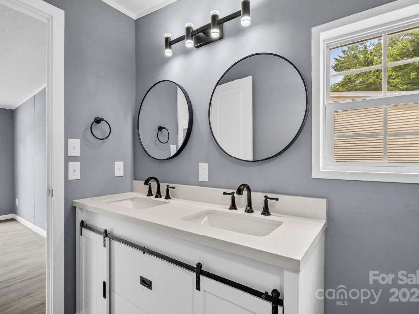 518 Primrose Drive, Asheville, NC 28806.  MLS# CAR4271696, YatesRealty ID 20141. 