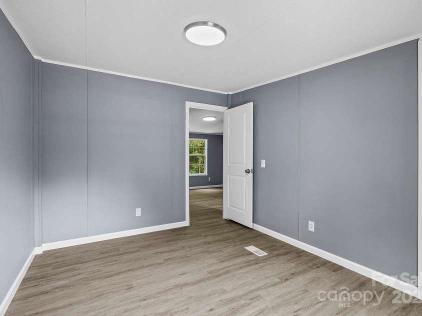 518 Primrose Drive, Asheville, NC 28806.  MLS# CAR4271696, YatesRealty ID 20141. 