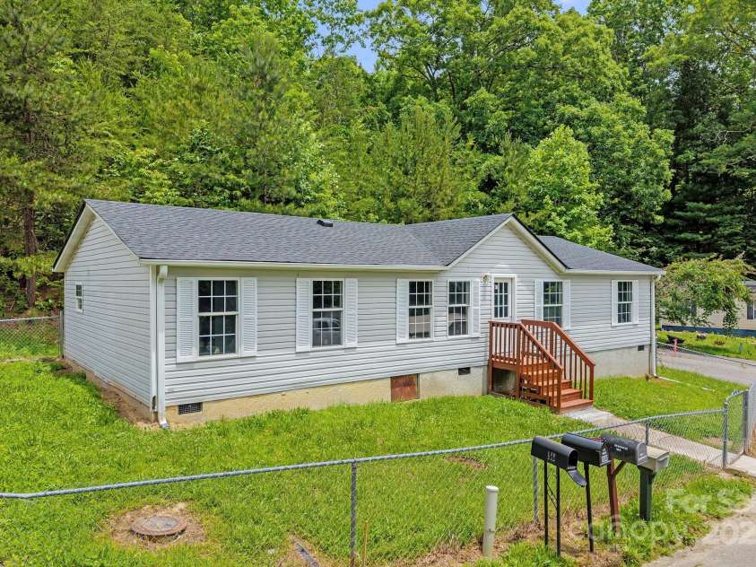 518 Primrose Drive, Asheville, NC 28806.  MLS# CAR4271696, YatesRealty ID 20141. 