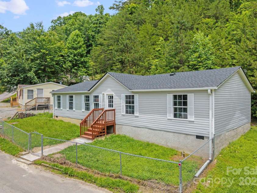 518 Primrose Drive, Asheville, NC 28806.  MLS# CAR4271696, YatesRealty ID 20141. 