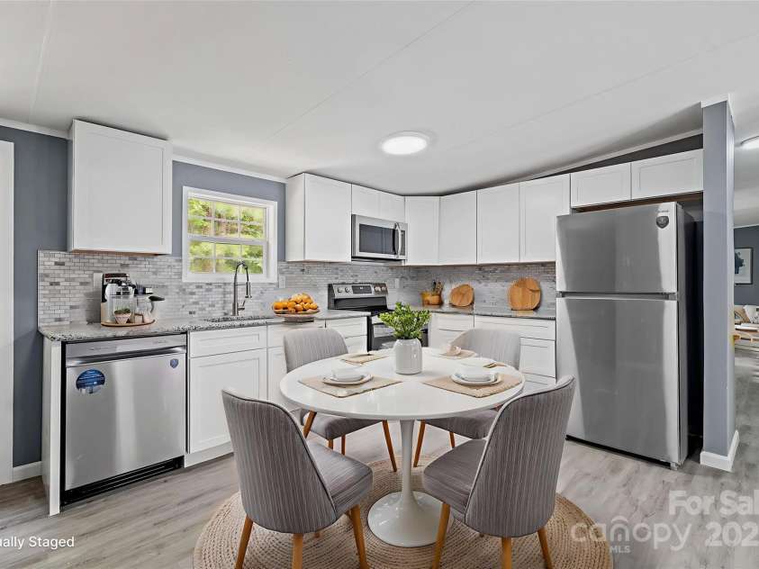 518 Primrose Drive, Asheville, NC 28806.  MLS# CAR4271696, YatesRealty ID 20141. Virtually Staged