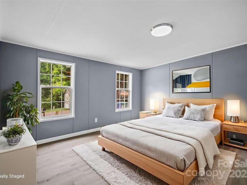 518 Primrose Drive, Asheville, NC 28806.  MLS# CAR4271696, YatesRealty ID 20141. Virtually Staged