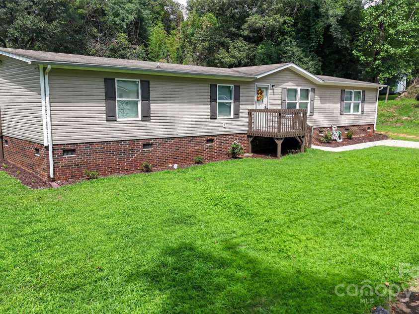 2418 6th Avenue, Hickory, NC 28602.  MLS# CAR4272141, YatesRealty ID 20142. 