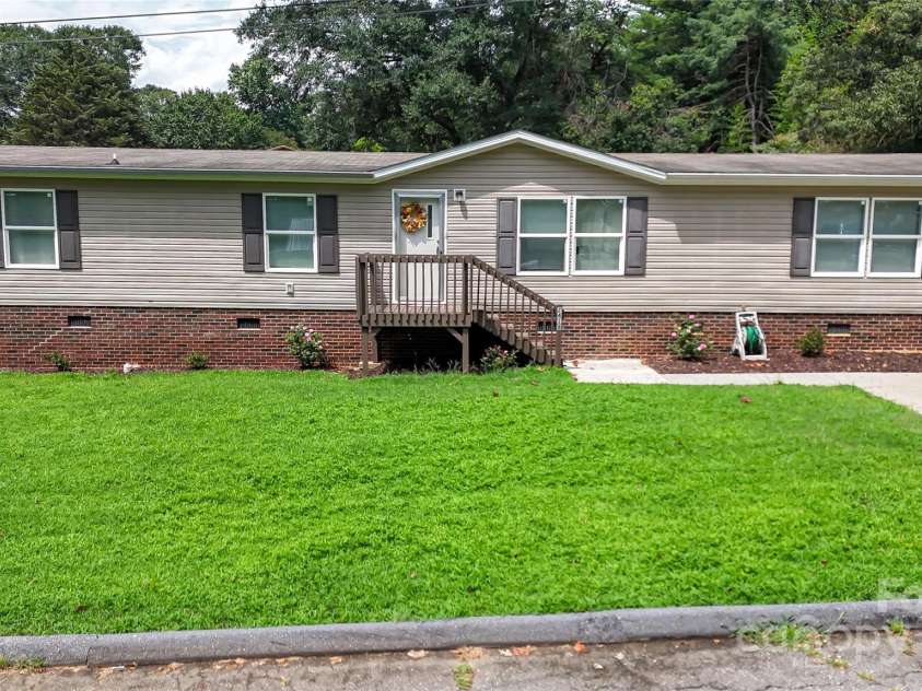 2418 6th Avenue, Hickory, NC 28602.  MLS# CAR4272141, YatesRealty ID 20142. 