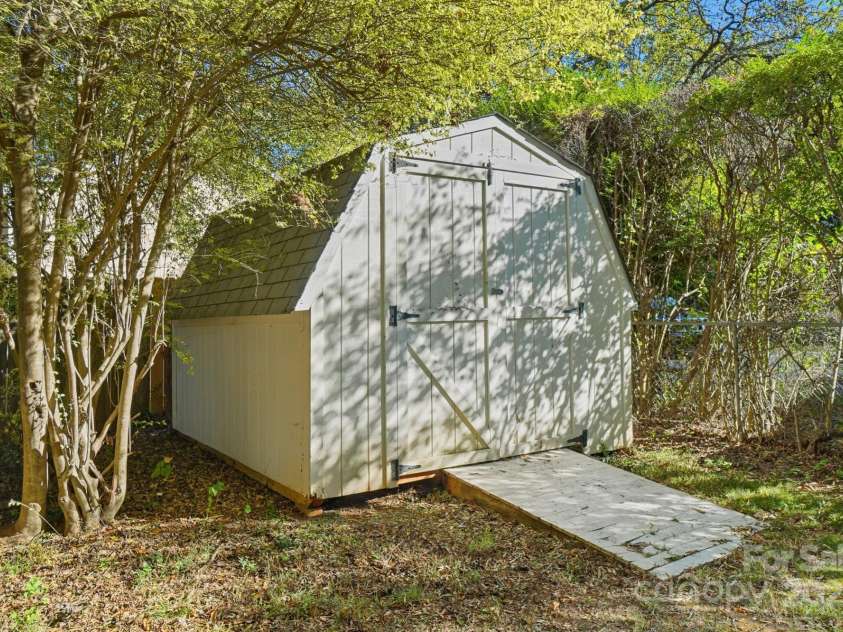 5229 Milford Road, Charlotte, NC 28210.  MLS# CAR4271289, YatesRealty ID 20144. 