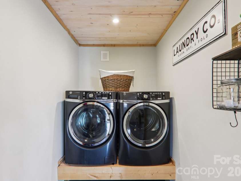 2665 El Miner Drive, Mars Hill, NC 28754.  MLS# CAR4374532, YatesRealty ID 20145. Laundry on the main.