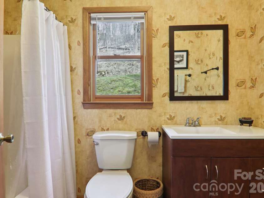 2665 El Miner Drive, Mars Hill, NC 28754.  MLS# CAR4374532, YatesRealty ID 20145. Upstairs full bathroom.