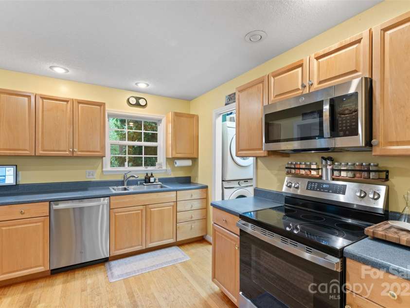 48 Mountain Site Lane, Asheville, NC 28803.  MLS# CAR4245175, YatesRealty ID 20145. 