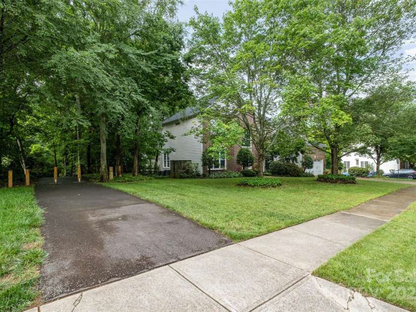 8219 Beardsley Drive, Charlotte, NC 28269.  MLS# CAR4267030, YatesRealty ID 20146. 