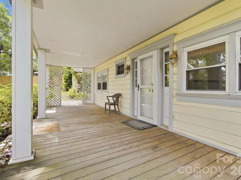479 St Pauls Road, Hendersonville, NC 28792.  MLS# CAR4378767, YatesRealty ID 20149. 
