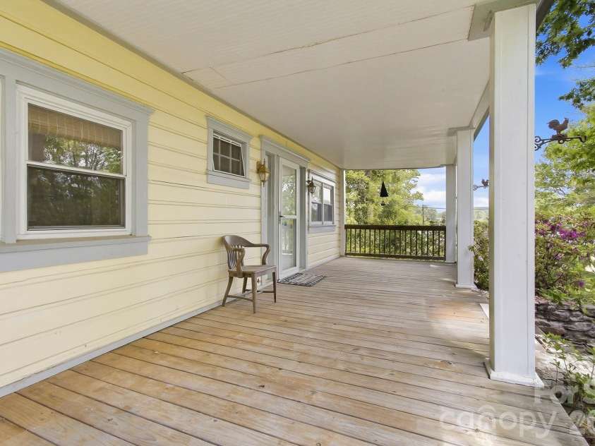 479 St Pauls Road, Hendersonville, NC 28792.  MLS# CAR4378767, YatesRealty ID 20149. 