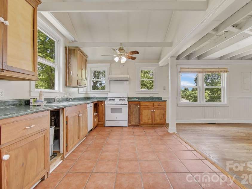 479 St Pauls Road, Hendersonville, NC 28792.  MLS# CAR4378767, YatesRealty ID 20149. 