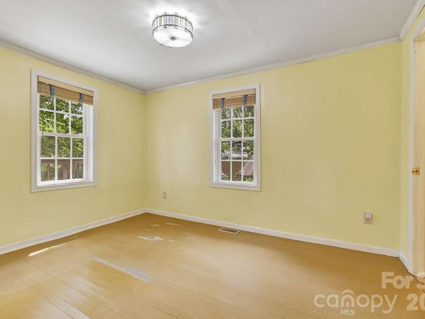 479 St Pauls Road, Hendersonville, NC 28792.  MLS# CAR4378767, YatesRealty ID 20149. 