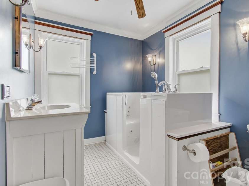 479 St Pauls Road, Hendersonville, NC 28792.  MLS# CAR4378767, YatesRealty ID 20149. 