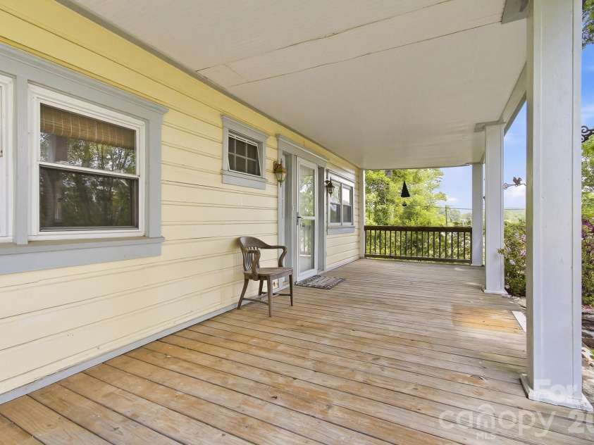 479 St Pauls Road, Hendersonville, NC 28792.  MLS# CAR4378767, YatesRealty ID 20149. 
