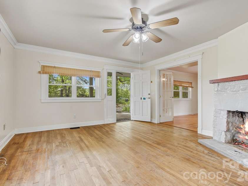 479 St Pauls Road, Hendersonville, NC 28792.  MLS# CAR4378767, YatesRealty ID 20149. 