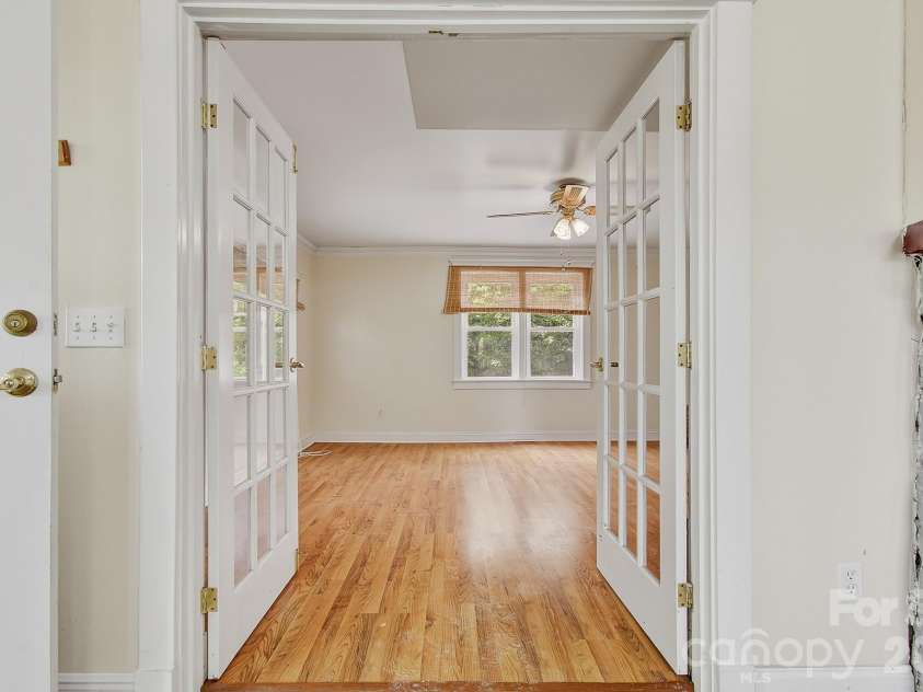 479 St Pauls Road, Hendersonville, NC 28792.  MLS# CAR4378767, YatesRealty ID 20149. 
