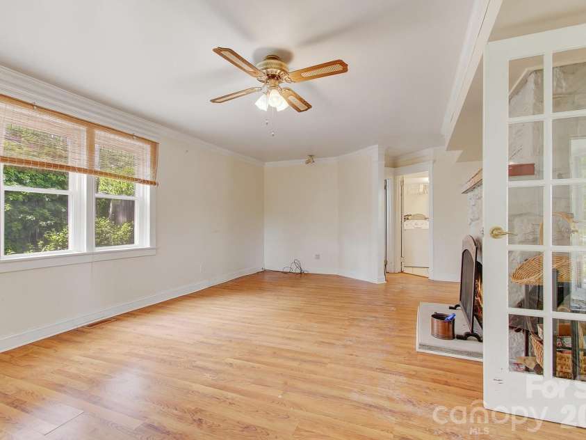 479 St Pauls Road, Hendersonville, NC 28792.  MLS# CAR4378767, YatesRealty ID 20149. 