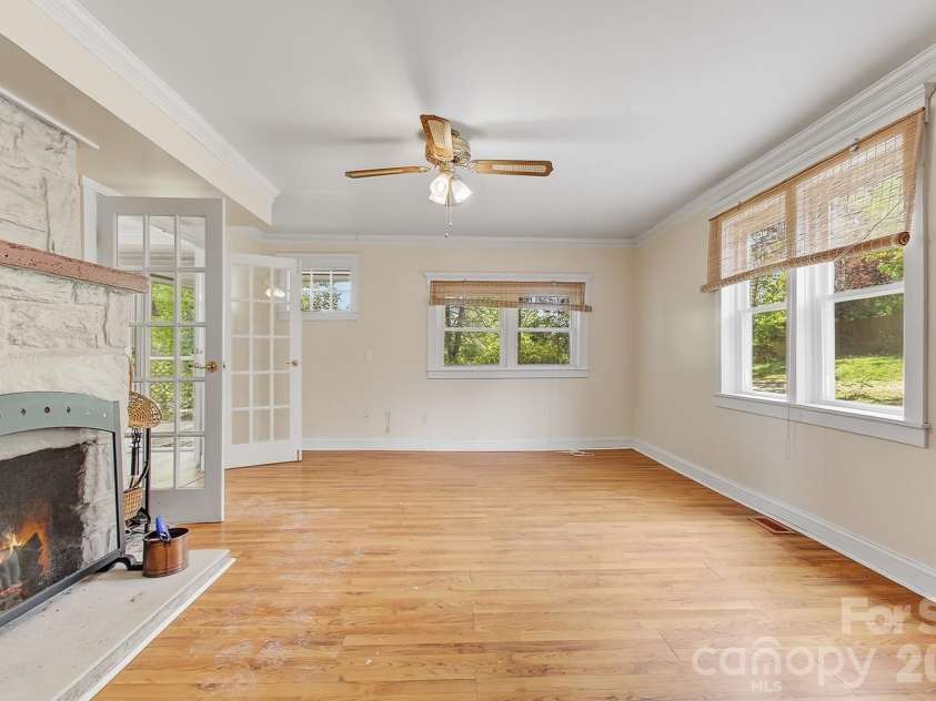 479 St Pauls Road, Hendersonville, NC 28792.  MLS# CAR4378767, YatesRealty ID 20149. 