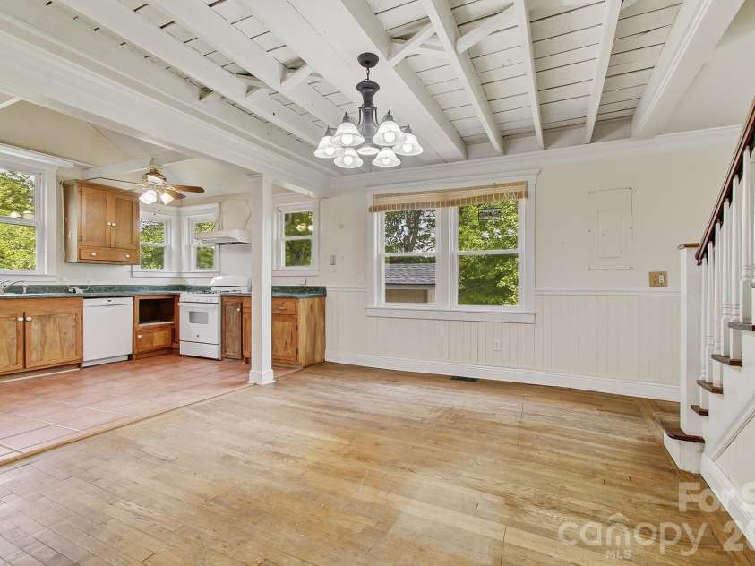 479 St Pauls Road, Hendersonville, NC 28792.  MLS# CAR4378767, YatesRealty ID 20149. 