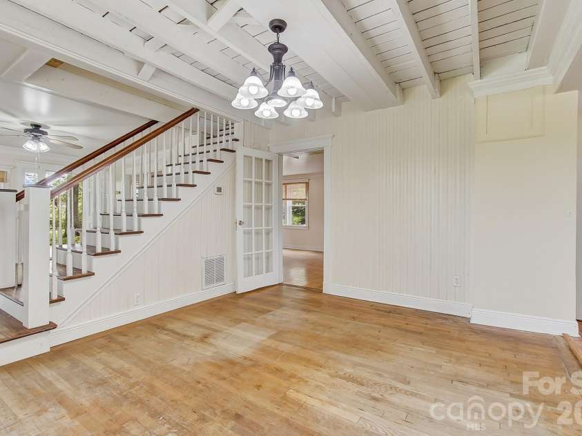479 St Pauls Road, Hendersonville, NC 28792.  MLS# CAR4378767, YatesRealty ID 20149. 
