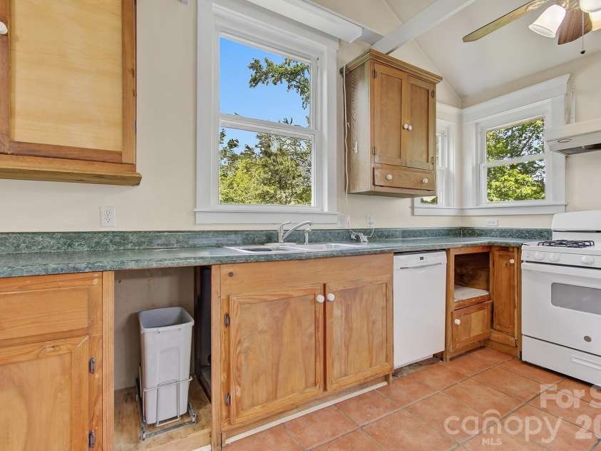 479 St Pauls Road, Hendersonville, NC 28792.  MLS# CAR4378767, YatesRealty ID 20149. 