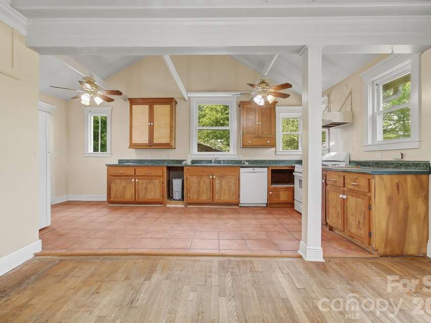 479 St Pauls Road, Hendersonville, NC 28792.  MLS# CAR4378767, YatesRealty ID 20149. 