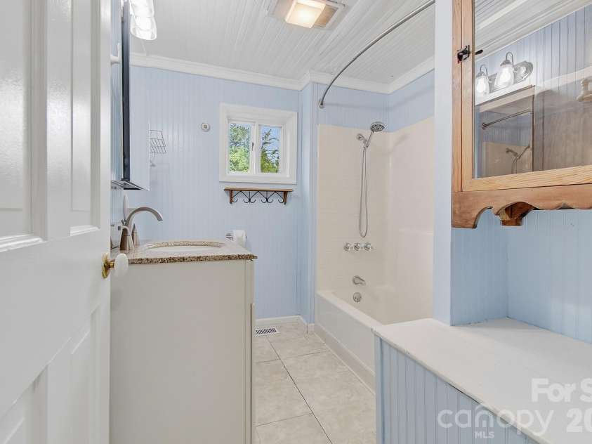 479 St Pauls Road, Hendersonville, NC 28792.  MLS# CAR4378767, YatesRealty ID 20149. 