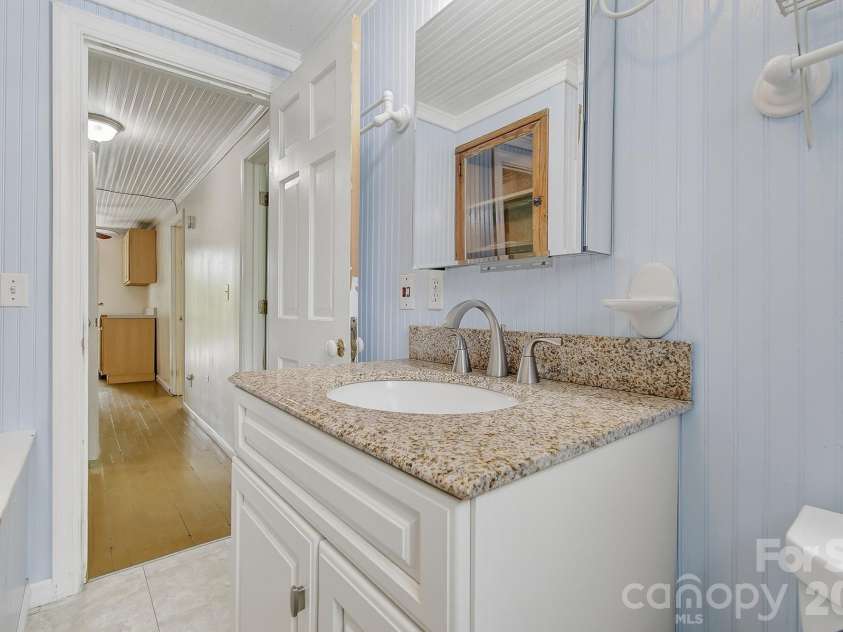 479 St Pauls Road, Hendersonville, NC 28792.  MLS# CAR4378767, YatesRealty ID 20149. 