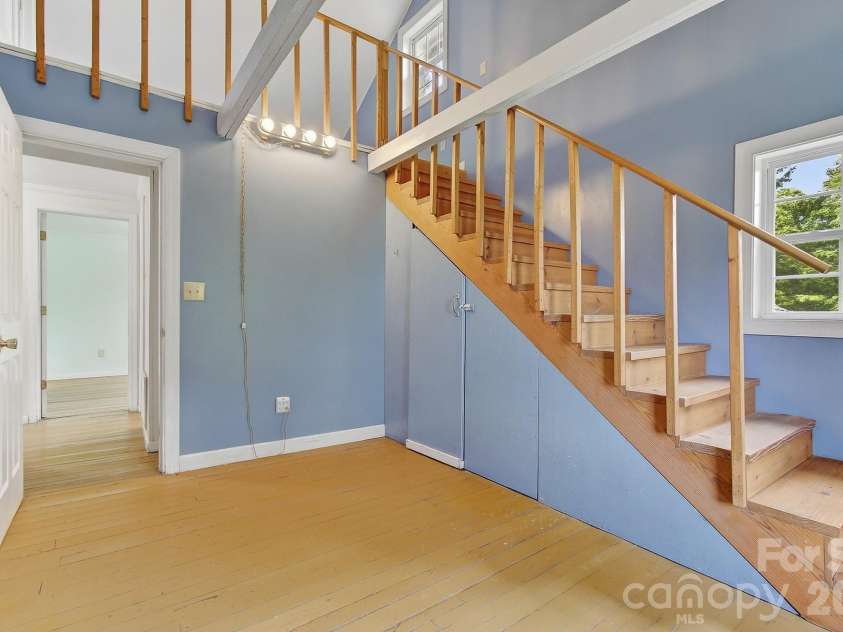 479 St Pauls Road, Hendersonville, NC 28792.  MLS# CAR4378767, YatesRealty ID 20149. 
