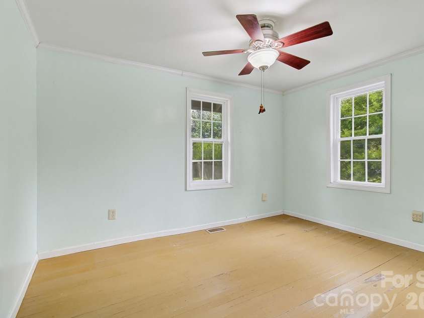 479 St Pauls Road, Hendersonville, NC 28792.  MLS# CAR4378767, YatesRealty ID 20149. 
