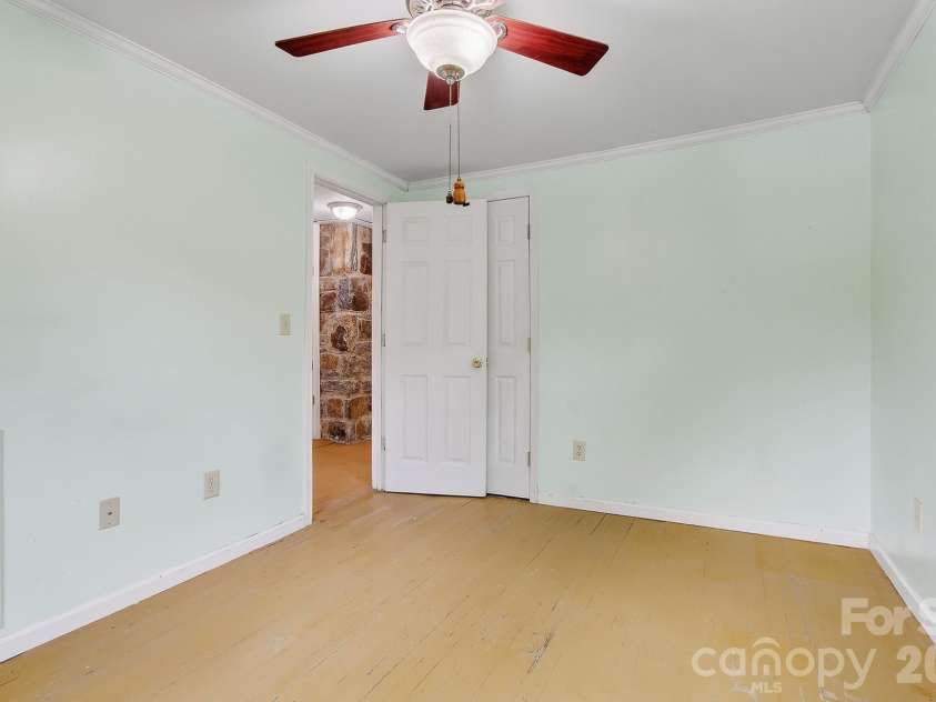 479 St Pauls Road, Hendersonville, NC 28792.  MLS# CAR4378767, YatesRealty ID 20149. 