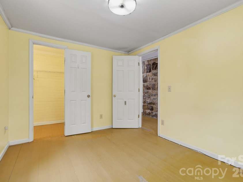 479 St Pauls Road, Hendersonville, NC 28792.  MLS# CAR4378767, YatesRealty ID 20149. 