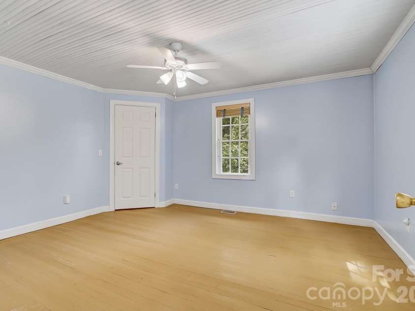 479 St Pauls Road, Hendersonville, NC 28792.  MLS# CAR4378767, YatesRealty ID 20149. 