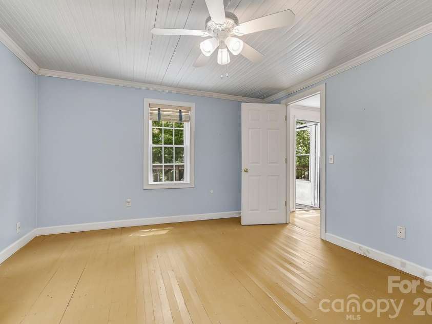 479 St Pauls Road, Hendersonville, NC 28792.  MLS# CAR4378767, YatesRealty ID 20149. 