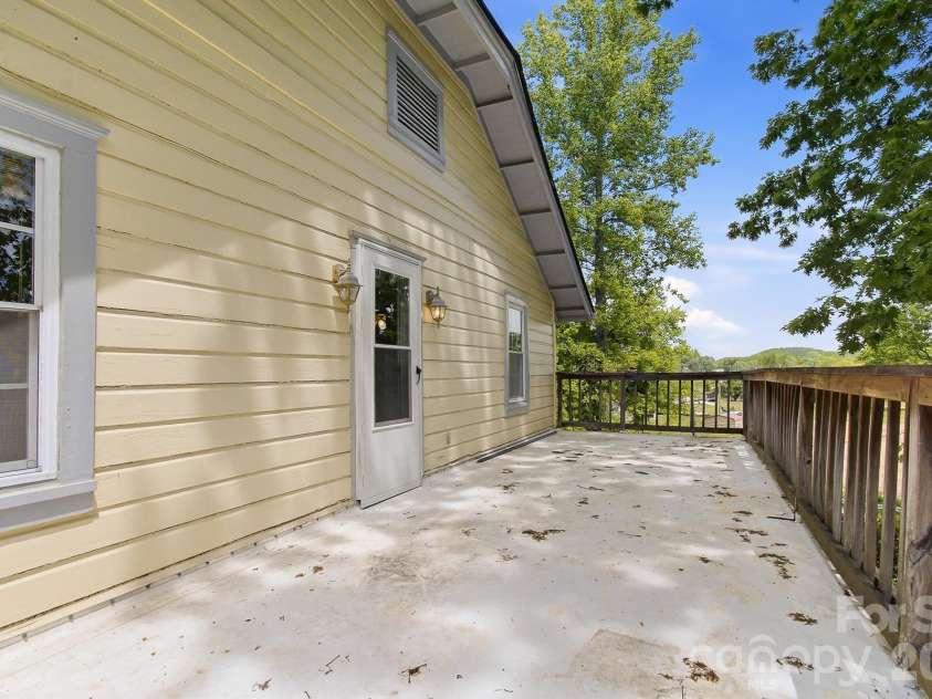 479 St Pauls Road, Hendersonville, NC 28792.  MLS# CAR4378767, YatesRealty ID 20149. 
