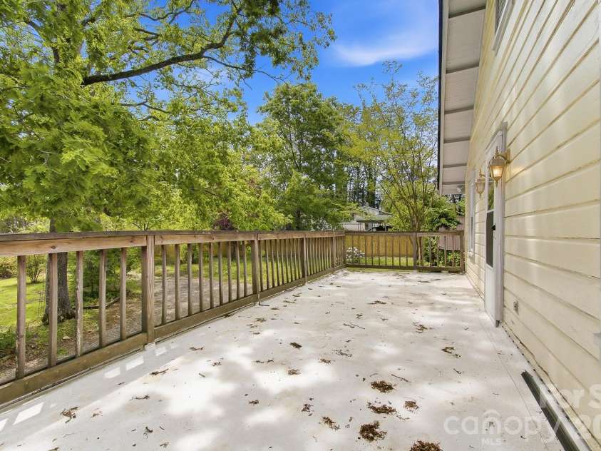 479 St Pauls Road, Hendersonville, NC 28792.  MLS# CAR4378767, YatesRealty ID 20149. 