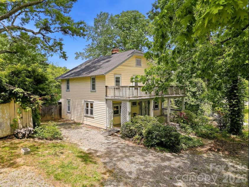 479 St Pauls Road, Hendersonville, NC 28792.  MLS# CAR4378767, YatesRealty ID 20149. 